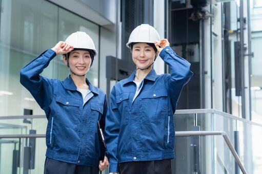 ビルメンテナンスする女性エンジニア 不動産,エンジニア,メンテナンスの写真素材