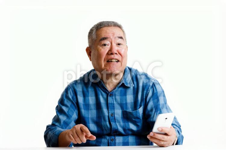 高齢者男性とスマートフォン おじいさん,スマホ,高齢者の写真素材