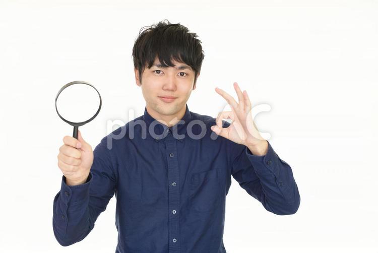 虫眼鏡を持つ男性 男性,健康,拡大鏡の写真素材