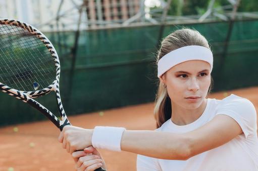 真剣な表情でラケットを振る女性アスリート 女性,外国人,テニスの写真素材