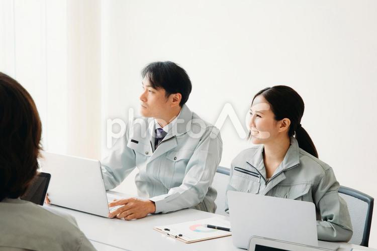 会議をする作業着をきた会社員 作業服,ビジネス,会議の写真素材