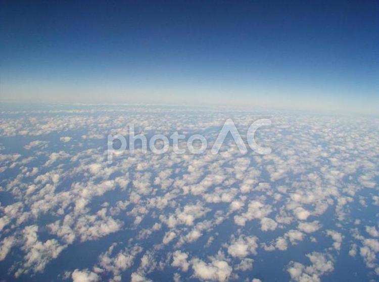 飛行機の窓から　水平線と雲 上空,空,空撮の写真素材