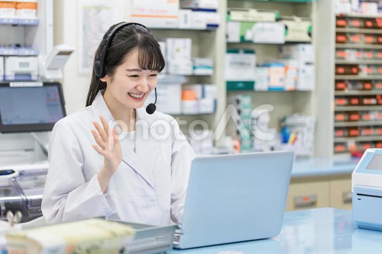 オンライン診療する薬剤師の女性（処方箋） 処方せん,薬剤師,薬局の写真素材