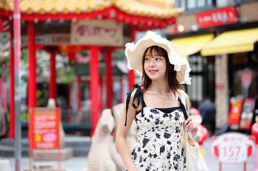 早朝の中華街を歩く女性 早朝の中華街を歩く女性 女性,若い,美しいの写真素材