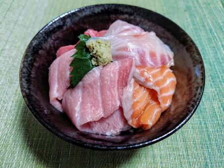 とろ入り海鮮丼 とろ入り海鮮丼の写真