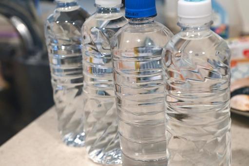 水の入ったペットボトル 水,ペットボトル,清涼飲料水の写真素材