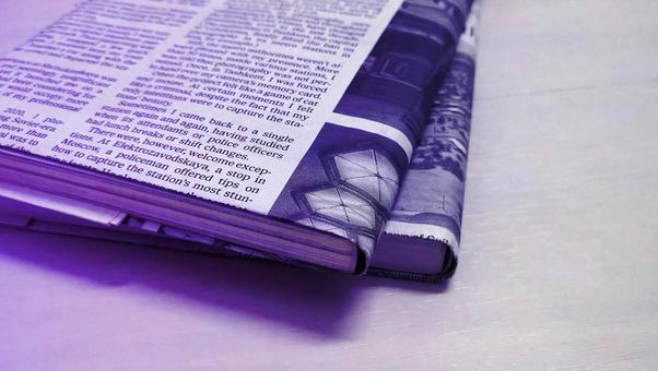 英字新聞のブックカバーをつけた書籍 英字新聞のブックカバーをつけた書籍の写真