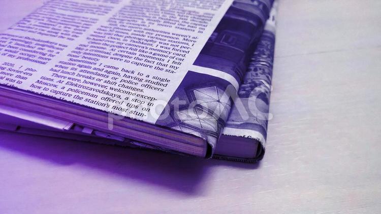 英字新聞のブックカバーをつけた書籍 英字新聞,本,古本の写真素材