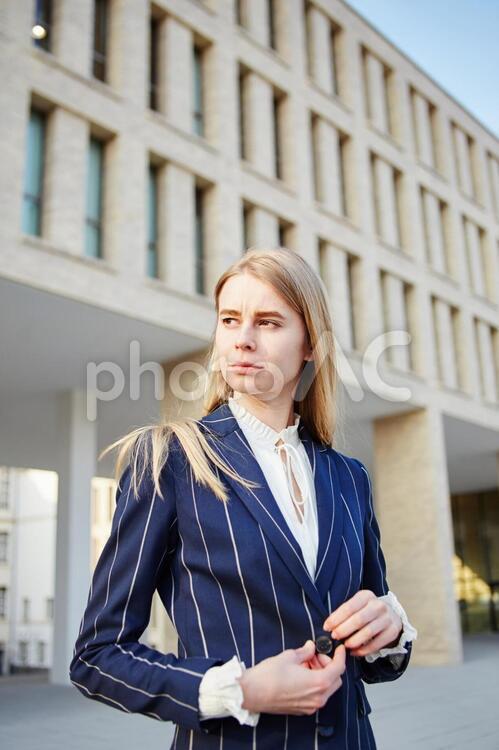 ポーズをとる女性 ビジネススーツ,ポートレート,屋外の写真素材