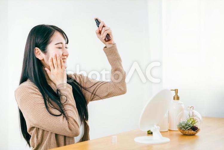ミスト・スプレーを使って保湿する女性 スキンケア,ヘアケア,スプレーの写真素材