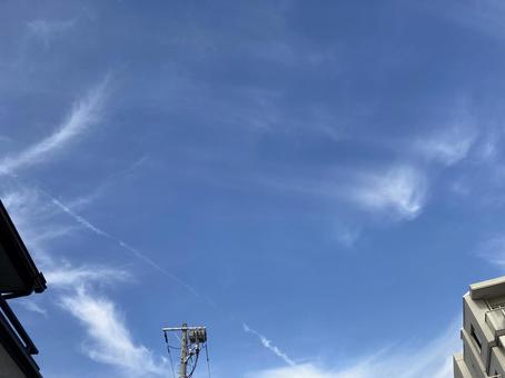 青空の中の飛行機雲 青空の中の飛行機雲の写真