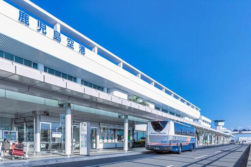 青空広がる快晴の鹿児島空港 鹿児島空港,シャトルバス,空港の写真素材