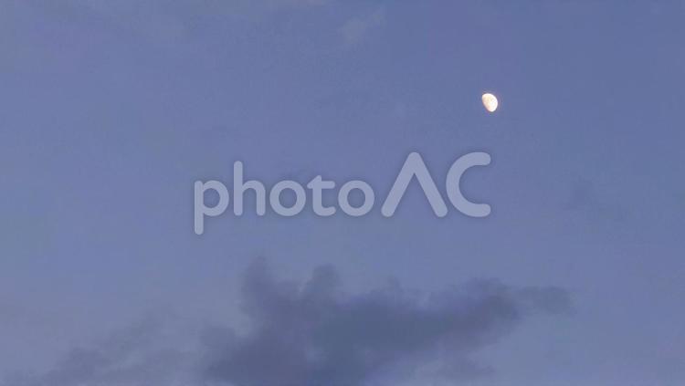 7月のお月さま 月,空,風景の写真素材