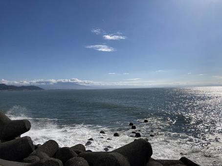 キラキラした海 キラキラした海 海,波,青空の写真素材