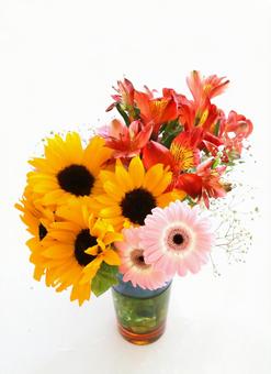 ひまわりやガーベラ色とりどりの花束を花瓶 ひまわり,ガーベラ,アルストロメリアの写真素材