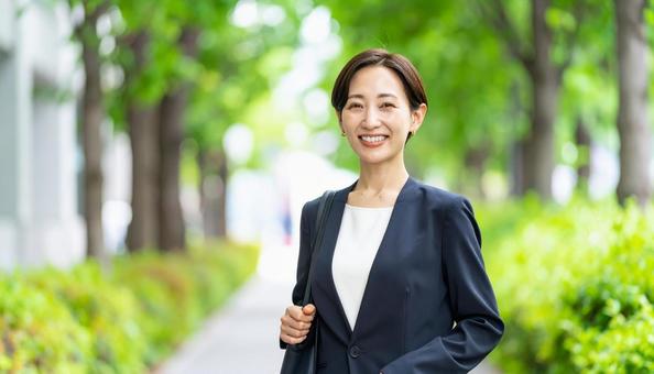 働く女性の写真