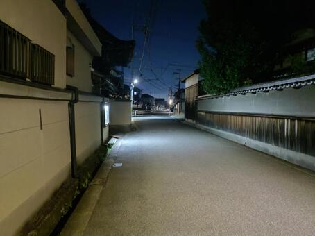 住宅街の夜道 路地,夜道,狭い路地の写真素材
