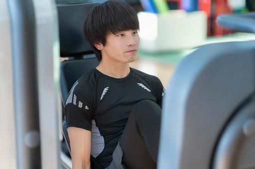 スポーツジムでトレーニングをする若い男性 スポーツジム,フィットネス,ダイエットの写真素材