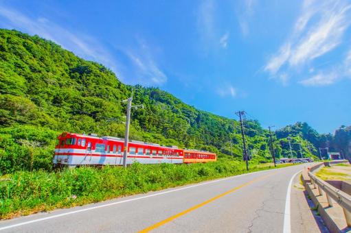 海沿いを走る赤い電車 海沿いを走る赤い電車の写真