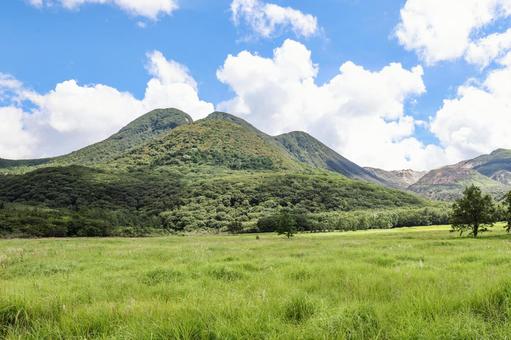 タデ原湿原と三俣山 タデ原湿原と三俣山の写真