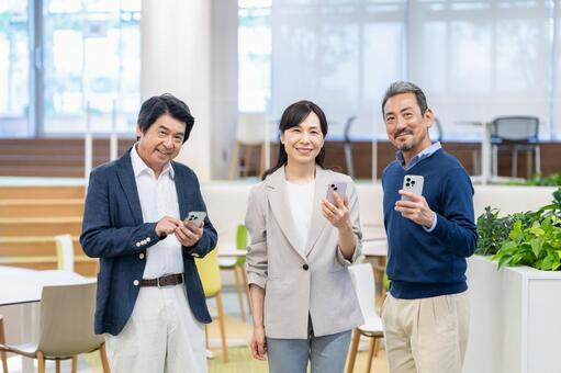 オフィスでスマホを使うビジネスマン オフィス,スマホ,管理職の写真素材