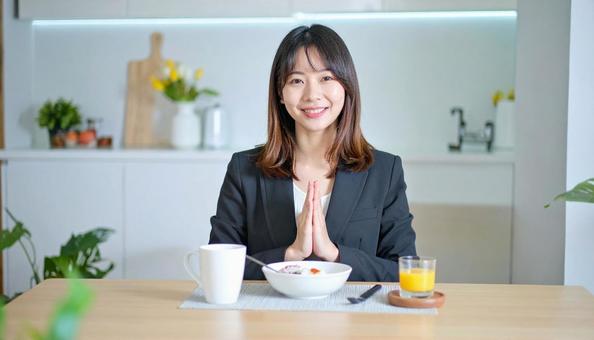 健康的で美しい女性の朝食風景 健康的で美しい女性の朝食風景の写真