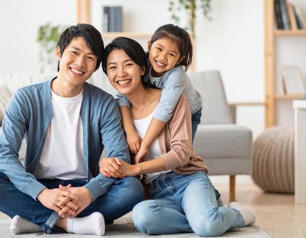 幸せな3人家族のリビングでに写真 幸せな3人家族のリビングでに写真の写真