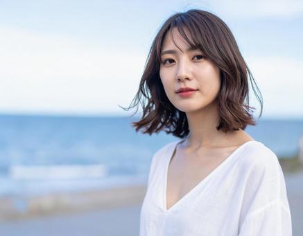 カメラ目線の女性 浜辺 カメラ目線の女性 浜辺の写真