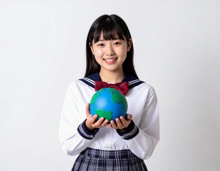 地球のような球体を持った女子生徒 地球のような球体を持った女子生徒の写真