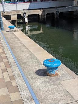 青いビット 青いビット 船,ビット,港の写真素材