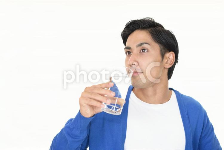 水分補給をする男性 男性,水,水分補給の写真素材