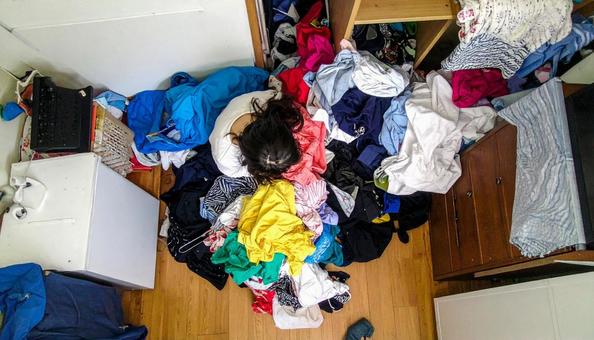 洗濯ものが散乱している女性の狭い部屋 洗濯ものが散乱している女性の狭い部屋の写真
