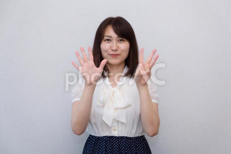 ８を指で表している女性 女性,ol,8の写真素材