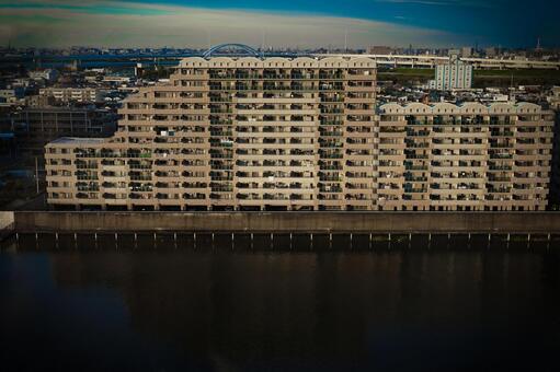 荒川区川沿いの集合住宅 マンション,集合住宅,川の写真素材