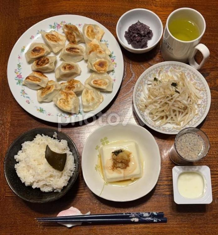 昆布炊き込みご飯と冷凍餃子などの夕食 夕食,ご飯,昆布の写真素材