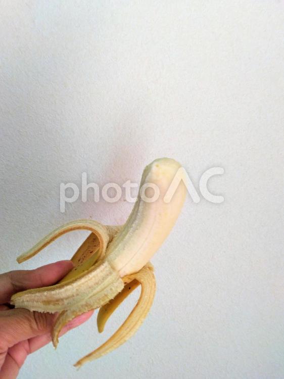 皮をむいたバナナ　食べごろ バナナ,皮をむく,フルーツの写真素材
