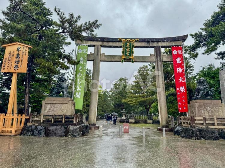 雨の北野天満宮　 京都,北野天満宮,雨の写真素材