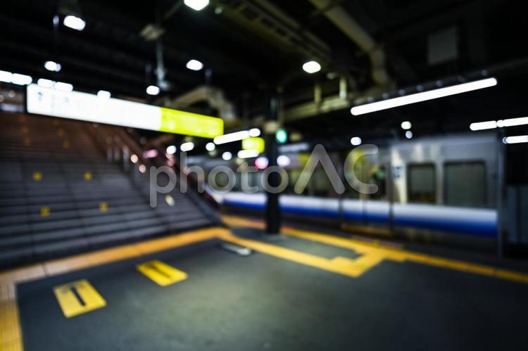 プラットホームのぼかし風景 駅,プラットホーム,電車の写真素材