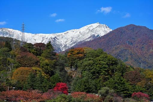 紅葉と雪をかぶった谷川岳 谷川岳,雪,晴天の写真素材
