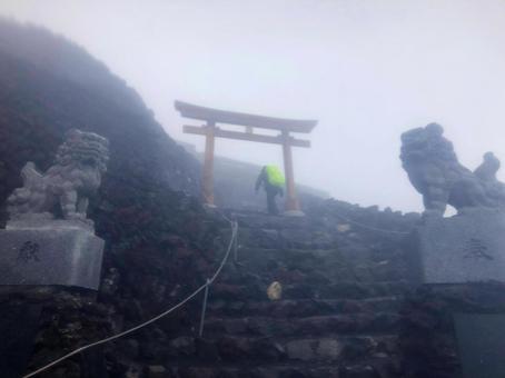 Image material of mountain climbers, Mt. Fuji, climbers, people who have reached the top of Mt. Fuji, Mt. Fuji, climbing in bad weather, climbing Mt. Fuji in bad weather / climbers Image material of mountain climbers, Mt. Fuji, climbers, people who have reached the top of Mt. Fuji, Mt. Fuji, climbing in bad weather, climbing Mt. Fuji in bad weather / climbers