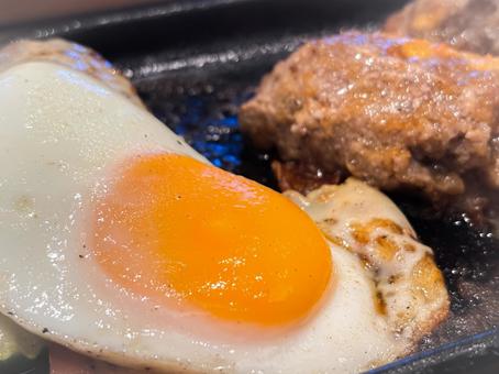 目玉焼きとハンバーグ 目玉焼き,半熟,チーズハンバーグの写真素材