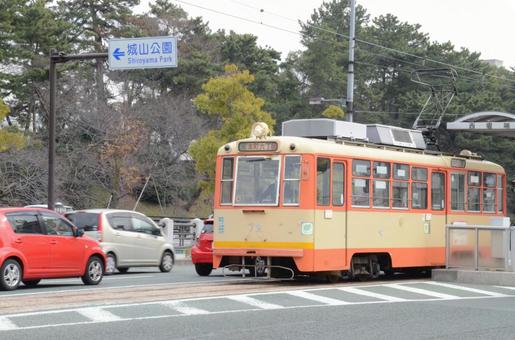 松山城付近を走行する路面電車 伊予鉄道,路面電車,松山の写真素材