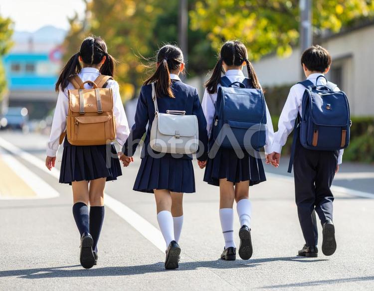 通学中の子供達の後ろ姿 通学,子供,風景の写真素材