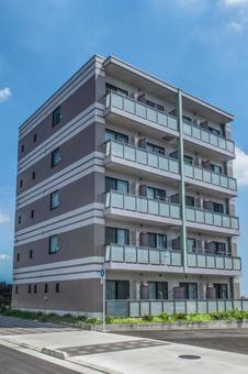 中層マンションと青空 中層マンションと青空 集合住宅,中層マンション,マンションの写真素材