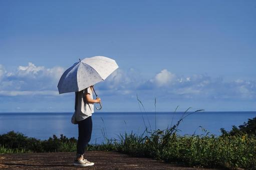 <素材>夏の海を眺める日傘の女性の後ろ姿 <素材>夏の海を眺める日傘の女性の後ろ姿 女性,日傘,海の写真素材