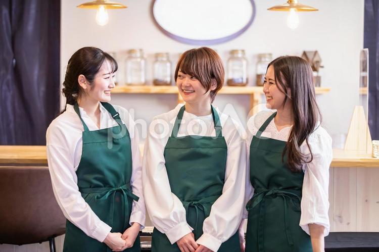 カフェのスタッフ カフェ,エプロン,スタッフの写真素材