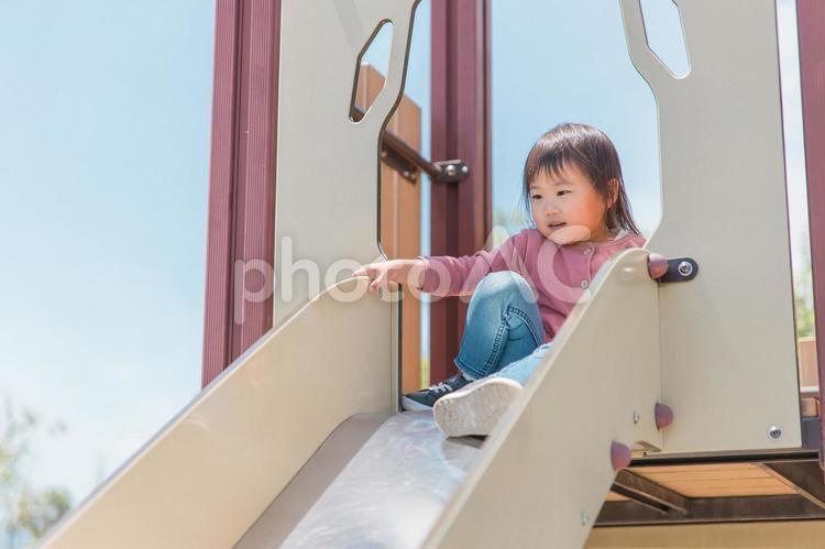 公園の滑り台で遊ぶ子供（女の子） 子供,遊ぶ,遊びの写真素材