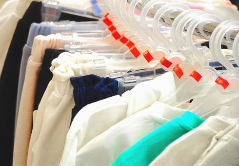 ハンガーの子供服シンプルな洋服普段着 ハンガーの子供服シンプルな洋服普段着 子供服,キッズファッション,洋服ラックの写真素材