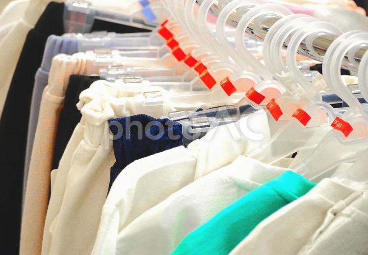 ハンガーの子供服シンプルな洋服普段着 子供服,キッズファッション,洋服ラックの写真素材