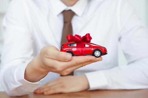 手の上に乗せた車の模型 保険業,事務職,接客業の写真素材